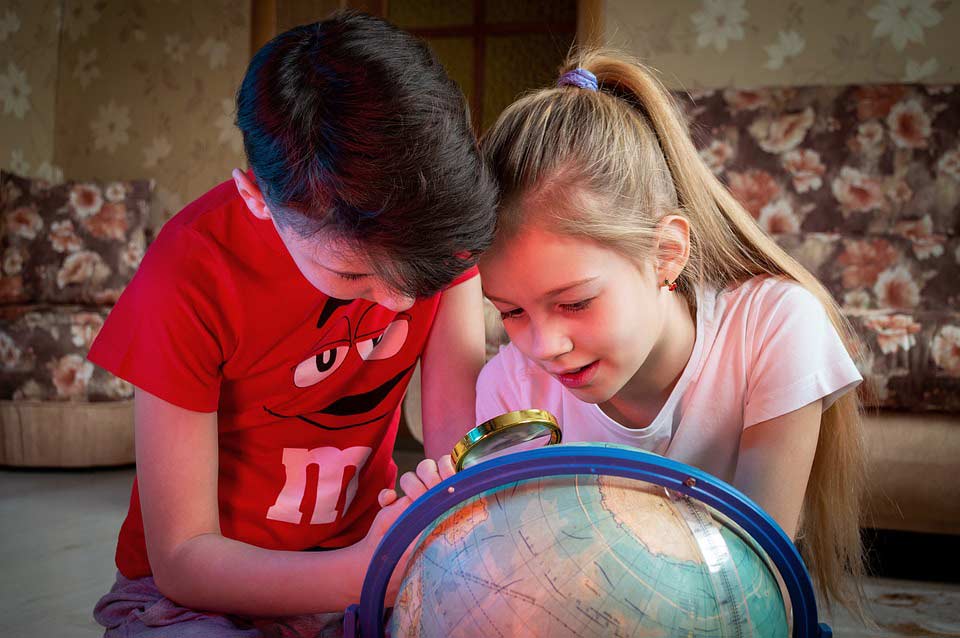 Kinder am Globus konzentriert Kinder am Globus konzentriert
